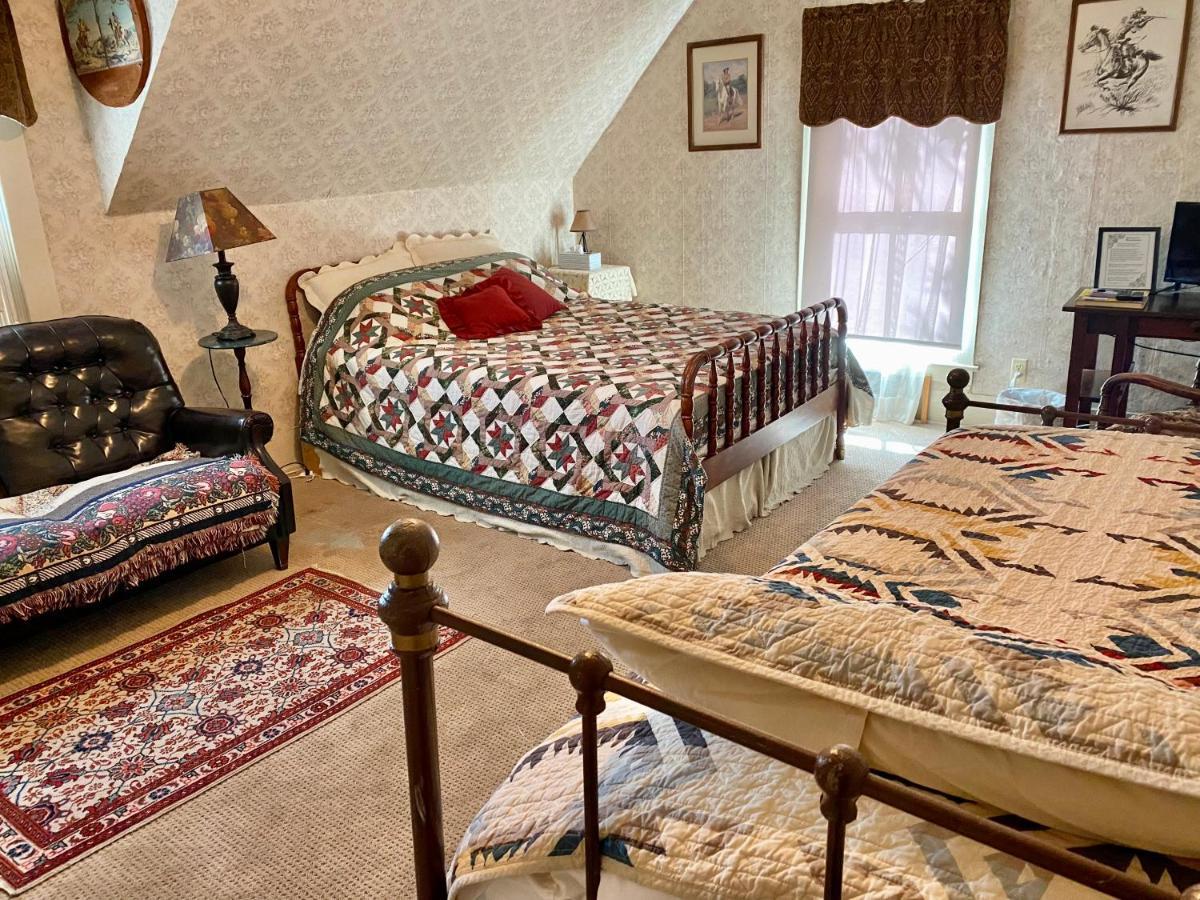 Pansy'S Parlor Bed & Breakfast Golden Esterno foto
