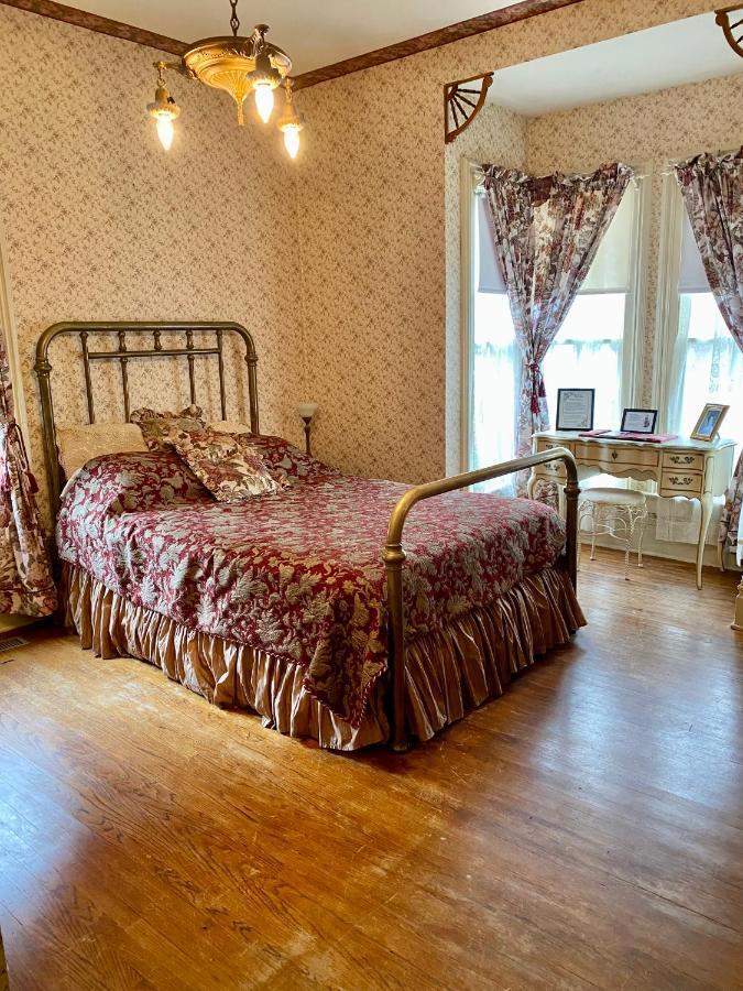 Pansy'S Parlor Bed & Breakfast Golden Esterno foto