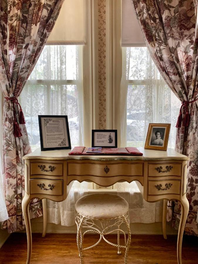 Pansy'S Parlor Bed & Breakfast Golden Esterno foto