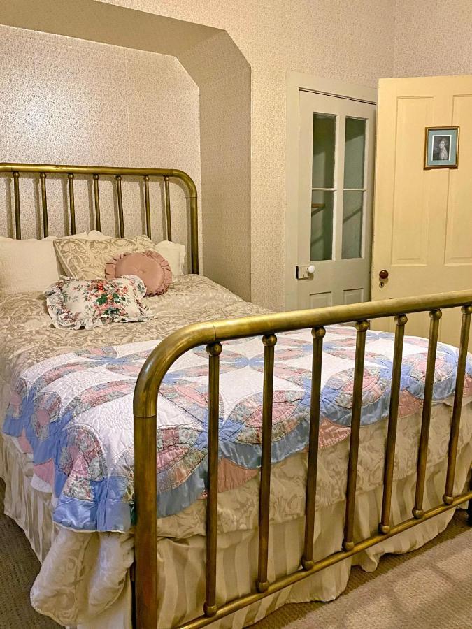 Pansy'S Parlor Bed & Breakfast Golden Esterno foto
