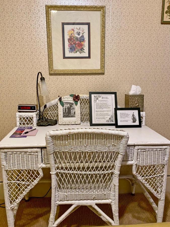 Pansy'S Parlor Bed & Breakfast Golden Esterno foto