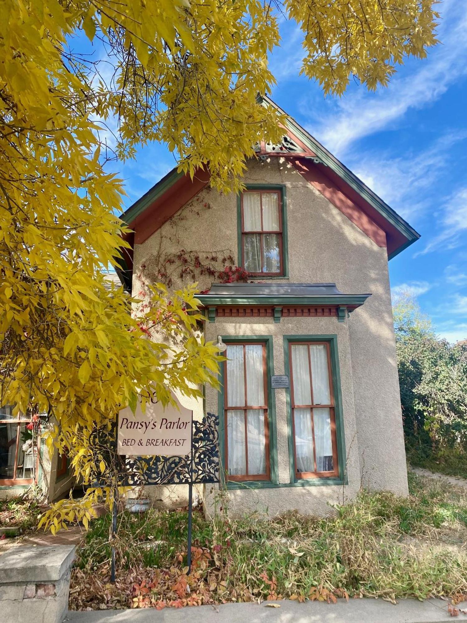 Pansy'S Parlor Bed & Breakfast Golden Esterno foto