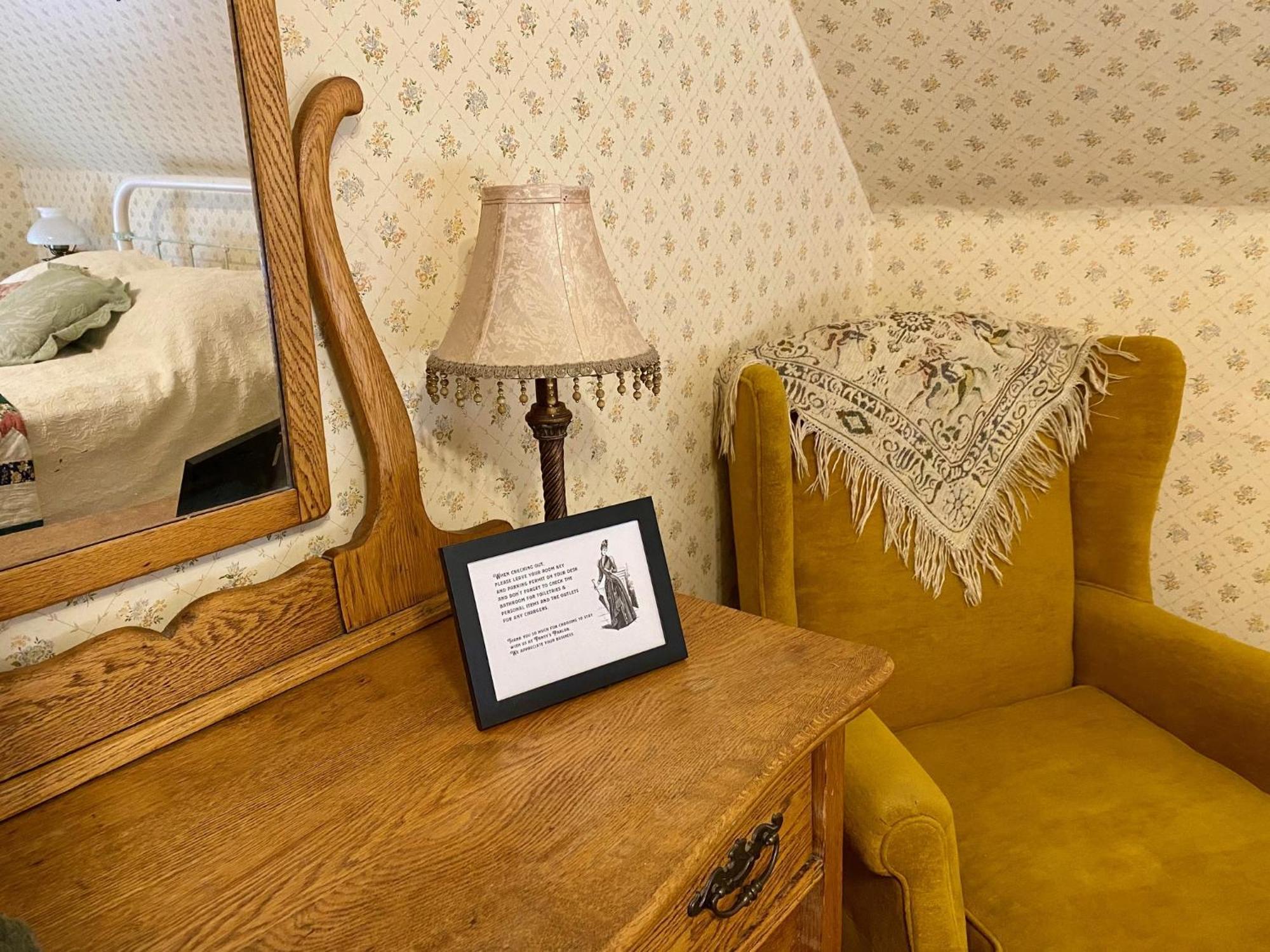 Pansy'S Parlor Bed & Breakfast Golden Esterno foto